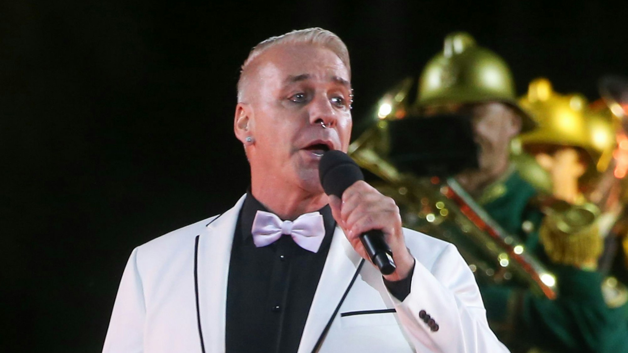 Till Lindemann, Sänger der deutschen Rockband Rammstein, tritt beim Spasskaya Tower Military Music Festival auf dem Roten Platz auf. (zu dpa «Rammstein goes Glamour - Harte «Zick Zack»-Riffs zur Schönheits-OP») +++ dpa-Bildfunk +++