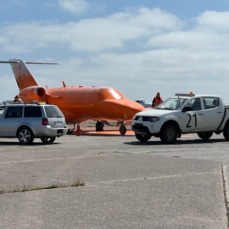 Ein von Klimaschutz-Aktivisten der Letzten Generation mit oranger Farbe besprühter Jet steht auf einem Rollfeld auf Sylt.