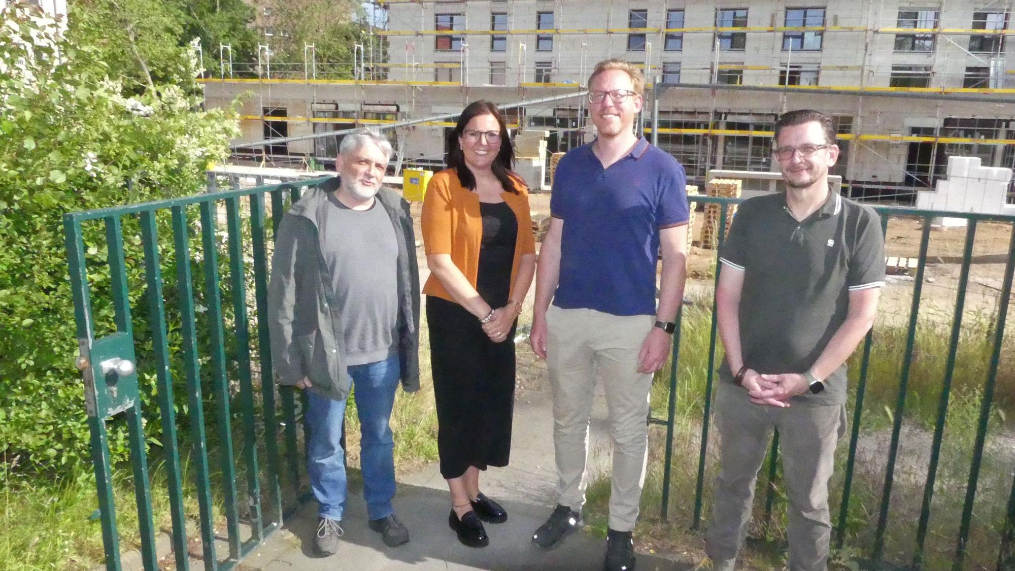 Magnus Ringhandt (v.l.) und Christina Böhm (AaK) stehen mit Thomas Hohmann und Markus Meller (SKM) vor einer Baustelle.
