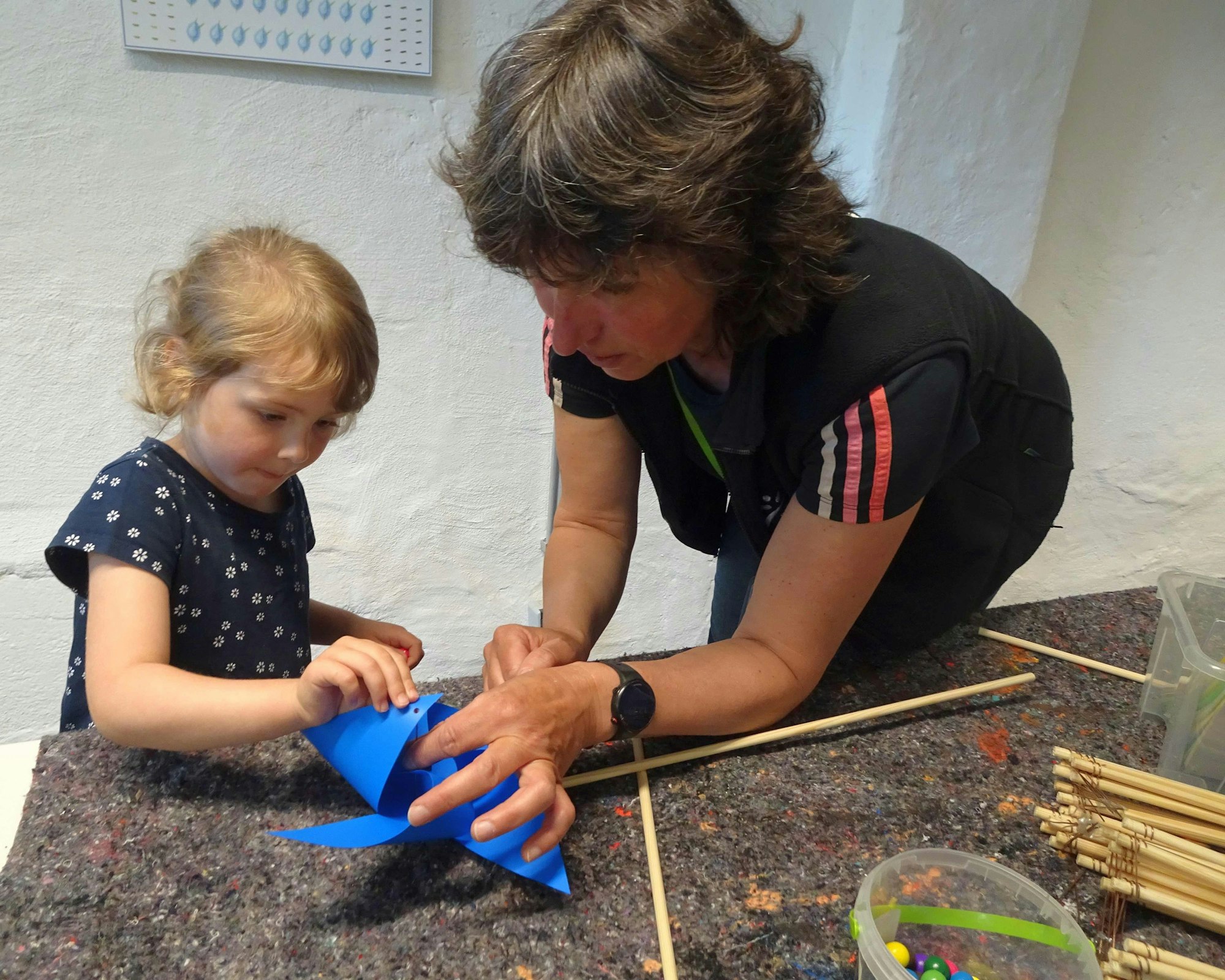 Beim interkommunalen Klimaforum in Rheinbach bastelten Kinder Windräder und Wasserräder im Naturparkzentrum Himmeroder Hof. Die vierjährige Mila aus Swisttal und Kursleiterin Michaela Peters vom Naturpark Rheinland.