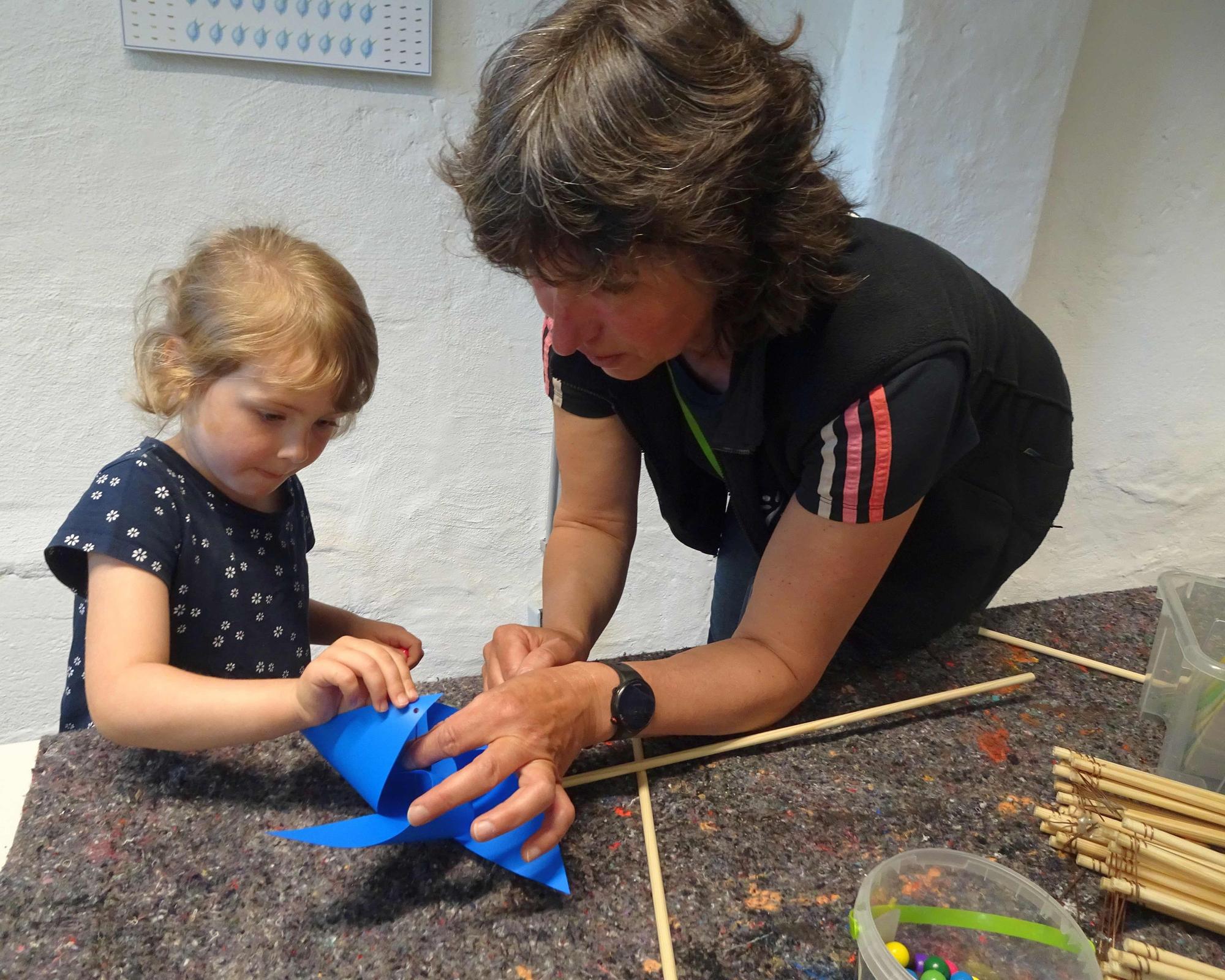 Beim interkommunalen Klimaforum in Rheinbach bastelten Kinder Windräder und Wasserräder im Naturparkzentrum Himmeroder Hof. Die vierjährige Mila aus Swisttal und Kursleiterin Michaela Peters vom Naturpark Rheinland.