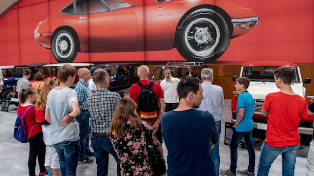 Das Foto zeigt Besucher im Toyota-Werk bei einer früheren Veranstaltung.