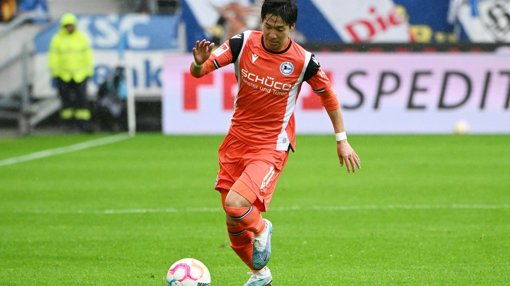 ARCHIV - 16.04.2023, Baden-Württemberg, Karlsruhe: Fußball: 2. Bundesliga, Karlsruher SC - Arminia Bielefeld, 28. Spieltag, BBBank Wildpark. Der Bielefelder Masaya Okugawa fällt aufgrund einer Verletzung für die restliche Saison aus. (zu dpa: «Bielefelder Okugawa fällt mit Schlüsselbeinbruch aus»)