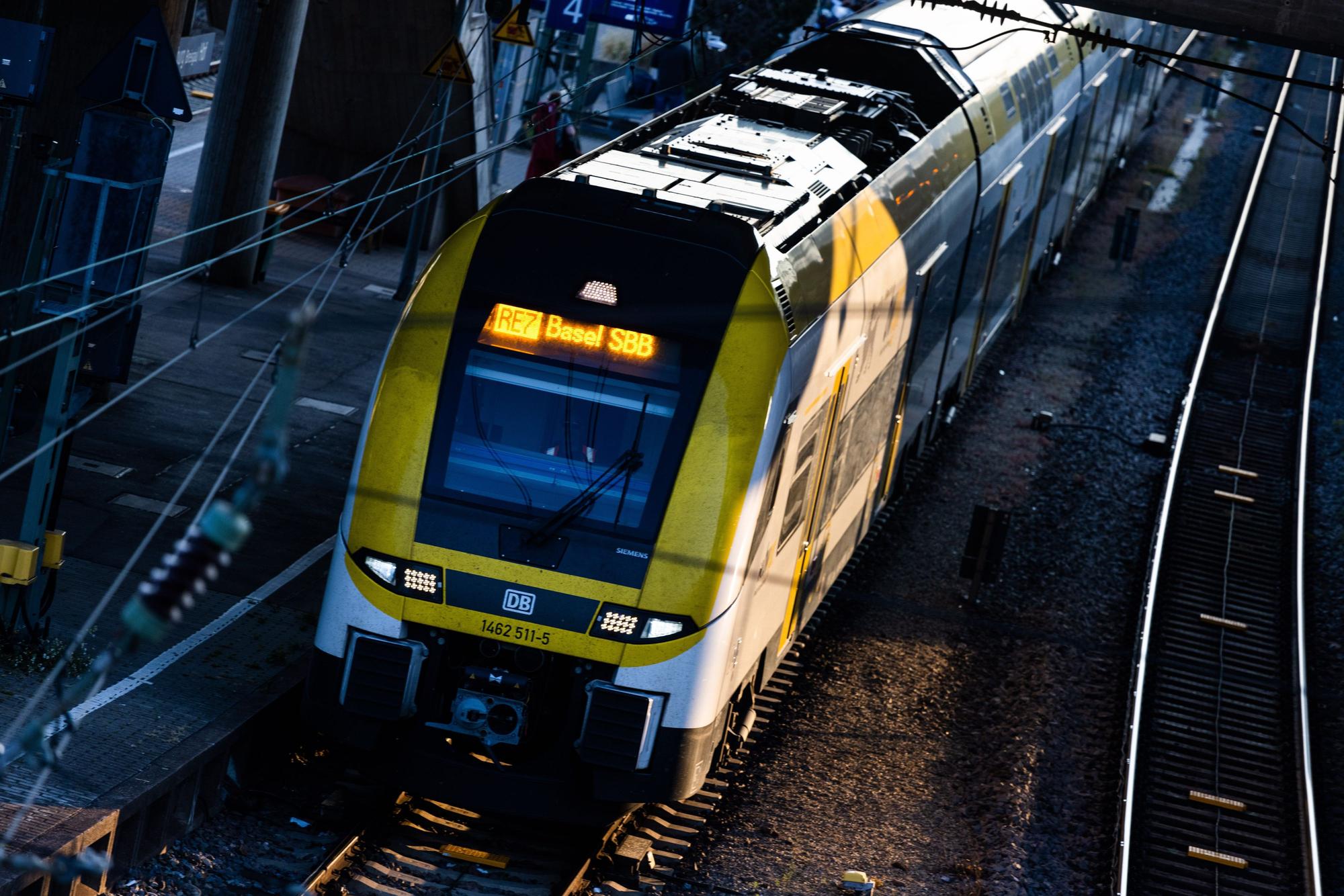 05.06.2023, Baden-Württemberg, Freiburg im Breisgau: Ein Regionalzug der Deutschen Bahn (DB) mit Fahrtziel Basel SBB fährt aus dem Freiburger Hauptbahnhof hinaus. Die GDL will bei einer Pressekonferenz am Nachmittag mitteilen, mit welchen Forderungen sie im Herbst in die Tarifgespräche mit der Deutschen Bahn geht. Foto: Philipp von Ditfurth/dpa +++ dpa-Bildfunk +++