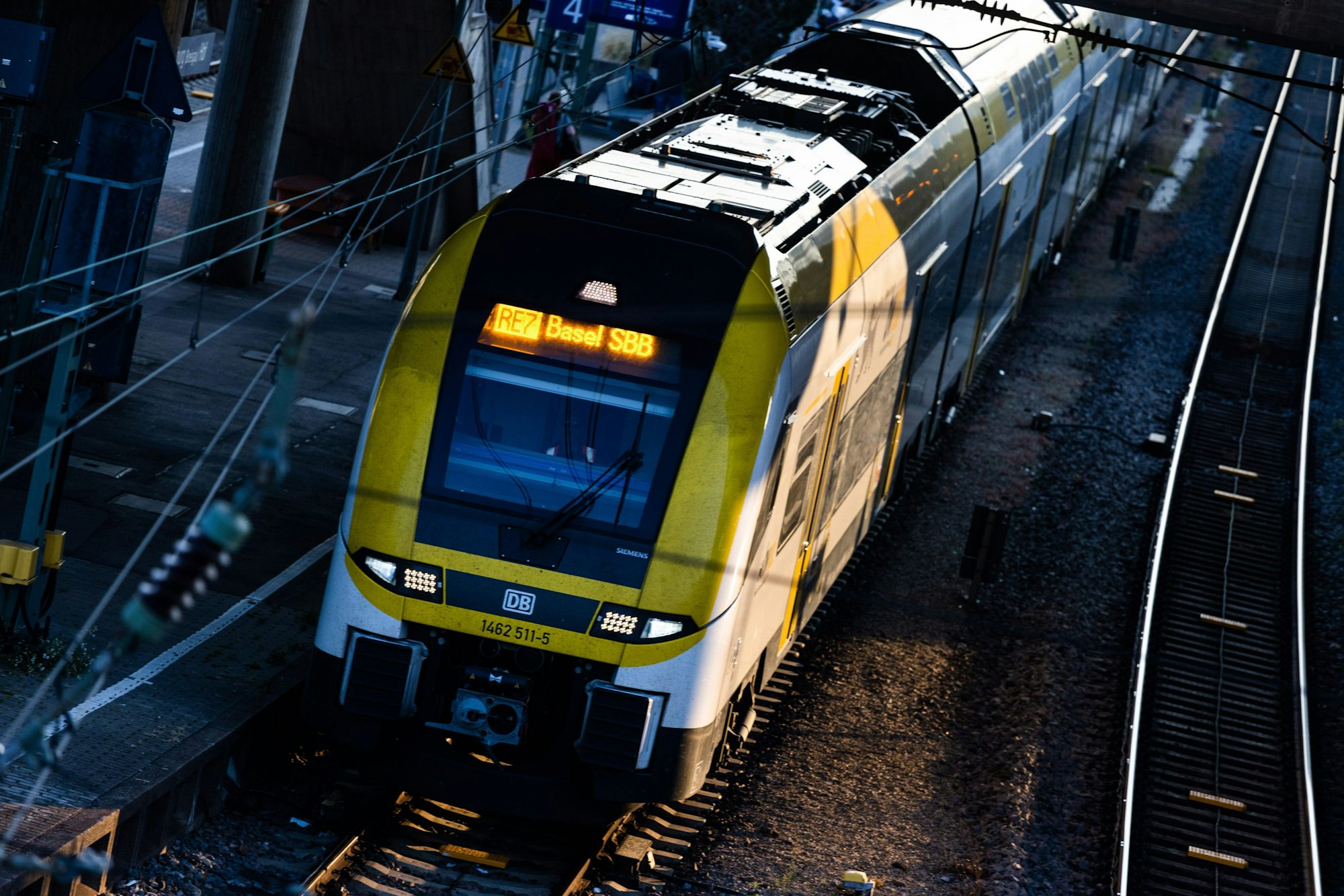05.06.2023, Baden-Württemberg, Freiburg im Breisgau: Ein Regionalzug der Deutschen Bahn (DB) mit Fahrtziel Basel SBB fährt aus dem Freiburger Hauptbahnhof hinaus. Die GDL will bei einer Pressekonferenz am Nachmittag mitteilen, mit welchen Forderungen sie im Herbst in die Tarifgespräche mit der Deutschen Bahn geht. Foto: Philipp von Ditfurth/dpa +++ dpa-Bildfunk +++
