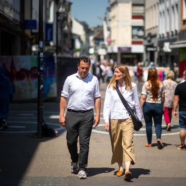 Euskirchens Bürgermeister Sacha Reichelt und Wirtschaftsförderin Tanja Gille spazieren durch die Fußgängerzone.