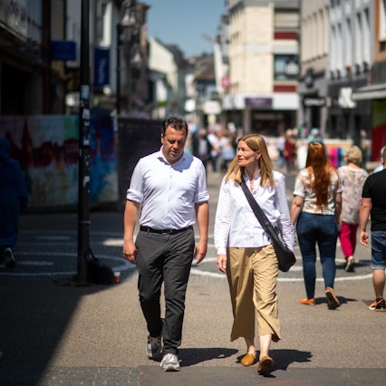 Euskirchens Bürgermeister Sacha Reichelt und Wirtschaftsförderin Tanja Gille spazieren durch die Fußgängerzone.