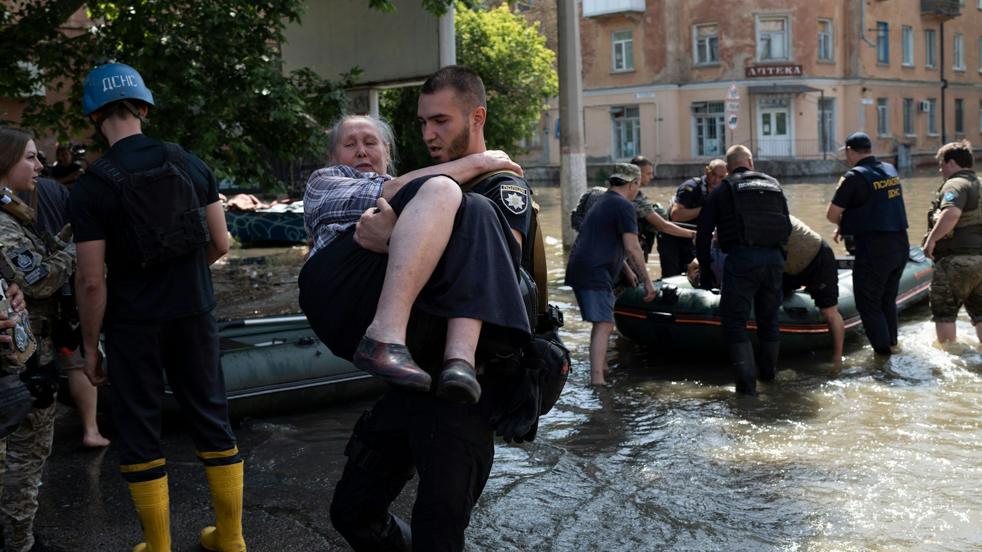 7. Juni 2023, Ukraine, Cherson: Bewohner werden aus einem überfluteten Viertel evakuiert, nachdem der Kachowka-Damm gesprengt wurde. Nach der Zerstörung des Kachowka-Staudamms in der Südukraine sind laut Angaben der russischen Besatzer im von ihnen kontrollierten Teil des Gebiets Cherson bis zu 40.000 Menschen von den schweren Überschwemmungen betroffen.