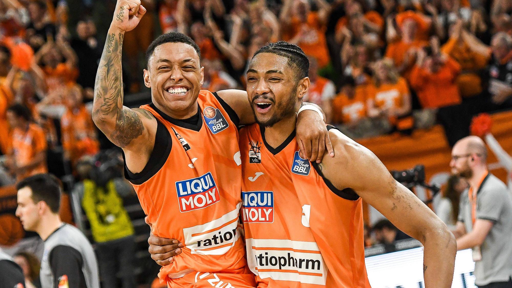 Yago dos Santos (l.) und Bruno Caboclo freuen sich auf dem Spielfeld.