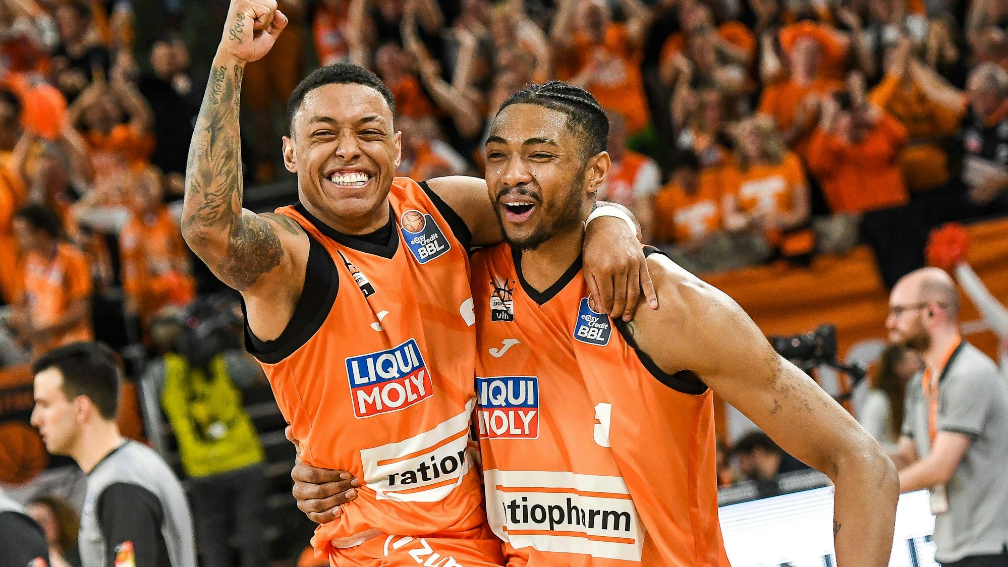 Yago dos Santos (l.) und Bruno Caboclo freuen sich auf dem Spielfeld.