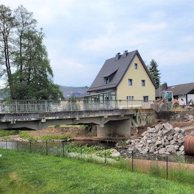 Die Brücke Weiherbenden über die Urft in Kall wurde bei der Flut 2021 beschädigt.