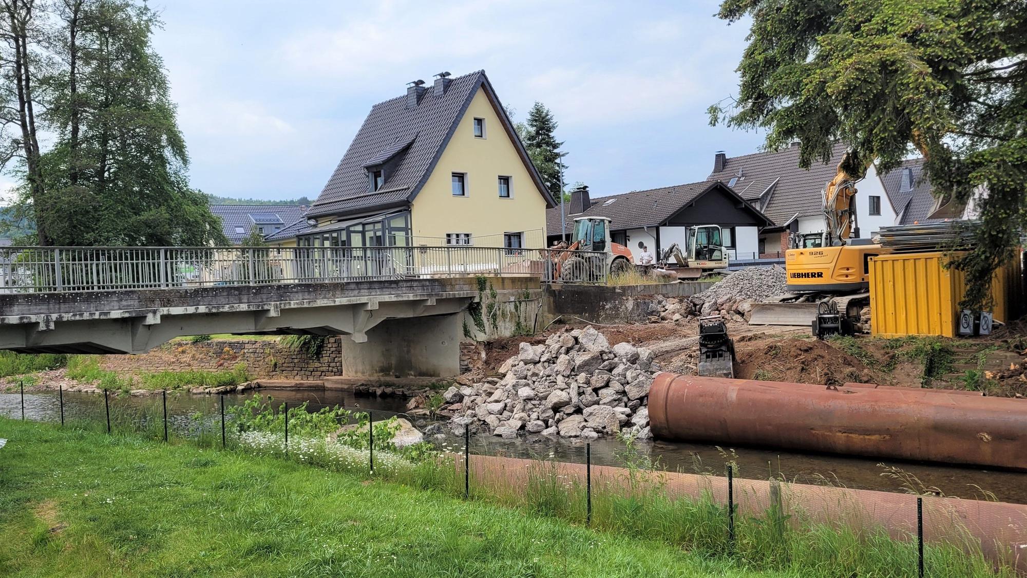 Die Brücke Weiherbenden über die Urft in Kall wurde bei der Flut 2021 beschädigt.