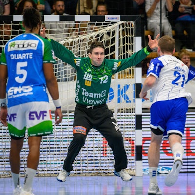 Ein Handballtorhüter ist bei einer Parade zu sehen.