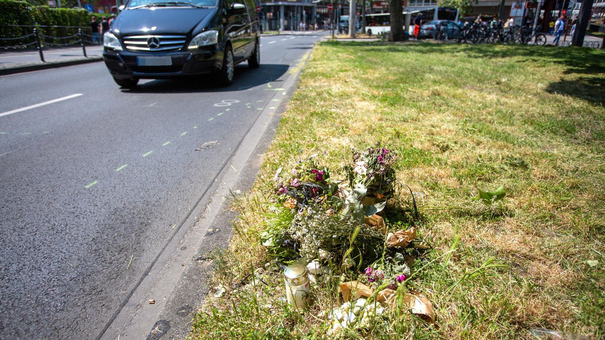 Am Unfallort sind nach dem tödlichem Unfall Kerzen und Blumen niedergelegt worden.