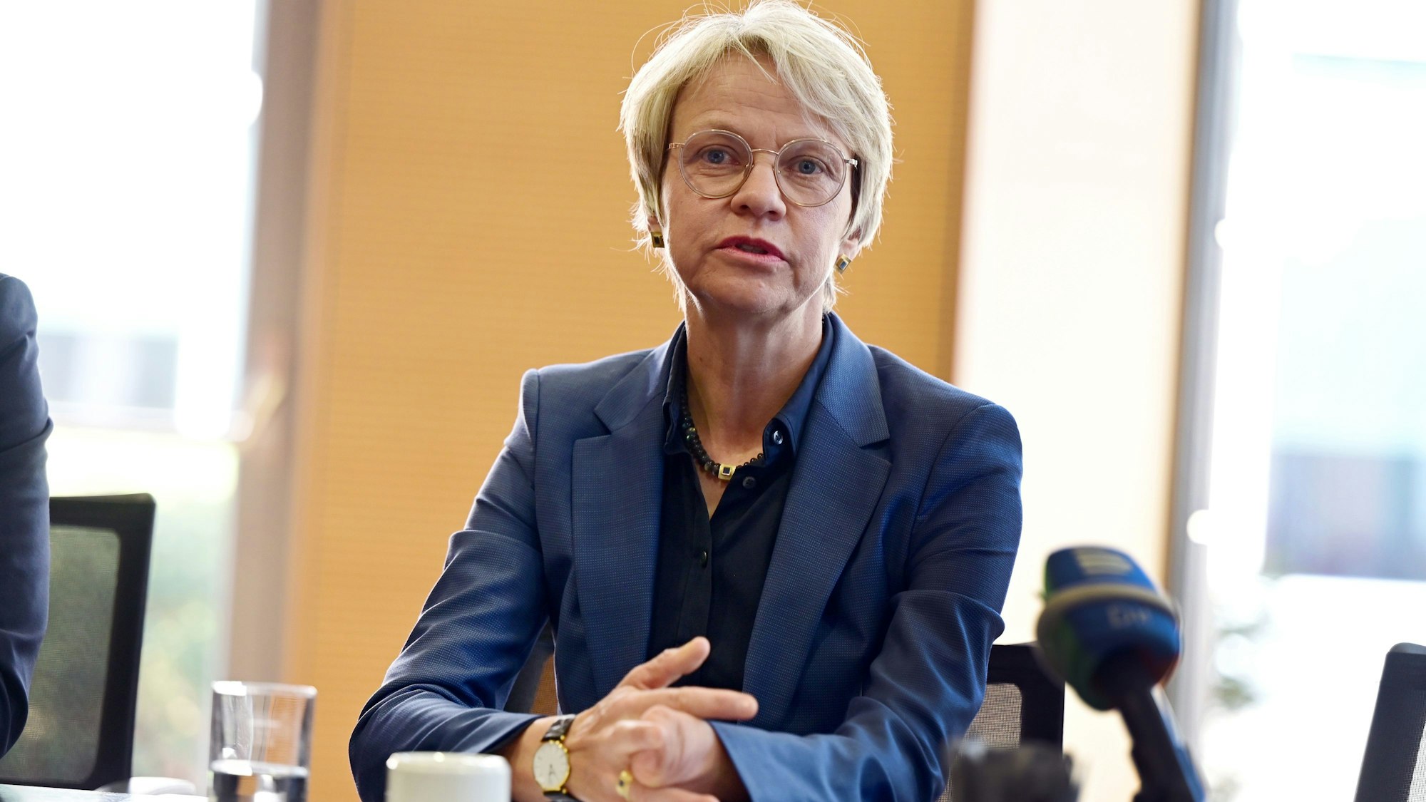 Schul- und Bildungsministerin Dorothee Feller im Pressegespräch.