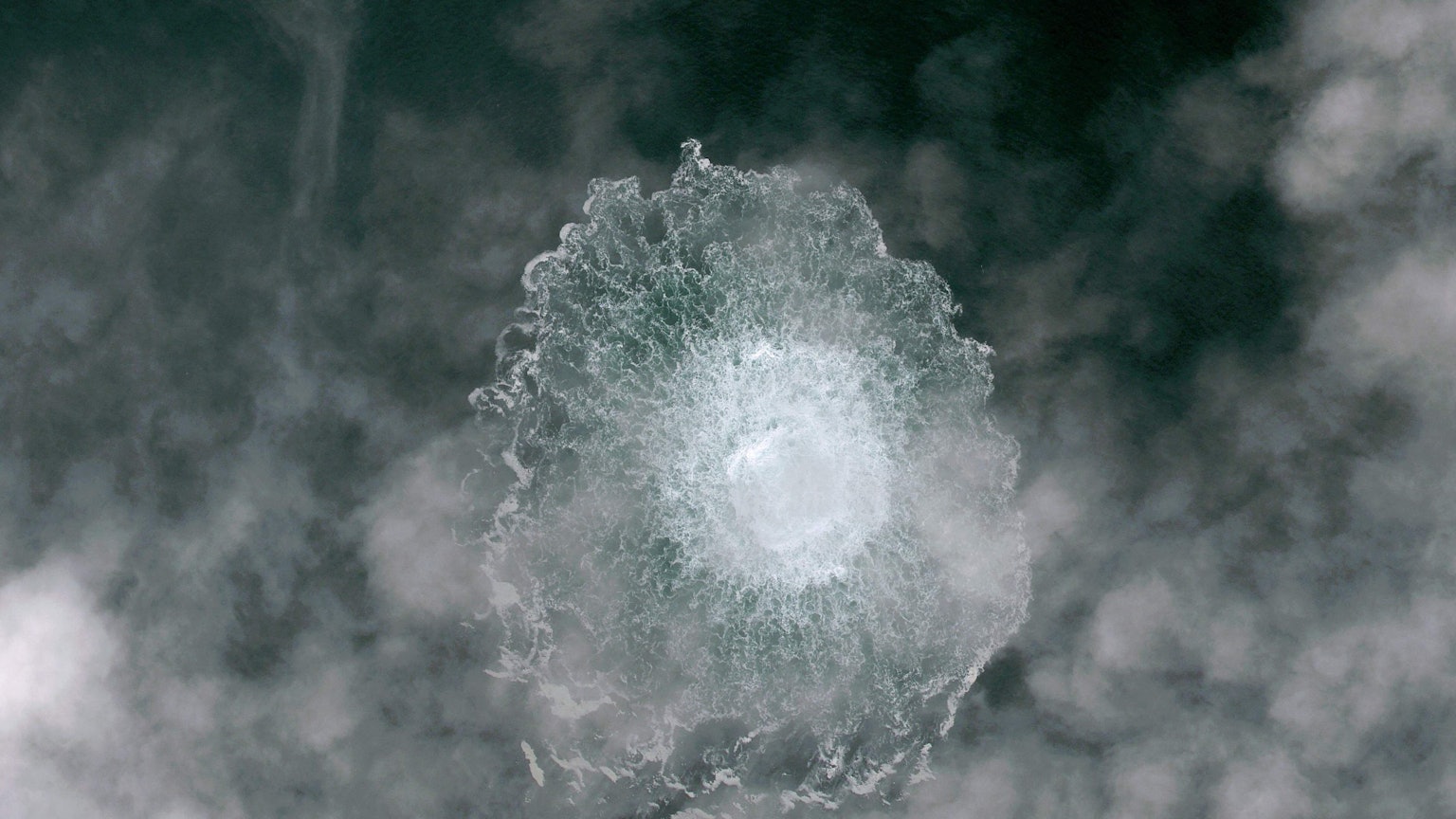 Folge des Anschlags: Noch Tage nach der Sprengung trat Erdgas aus der Pipeline Nord Stream 2 aus – hier eine Luftaufnahme vom 29. September 2022.