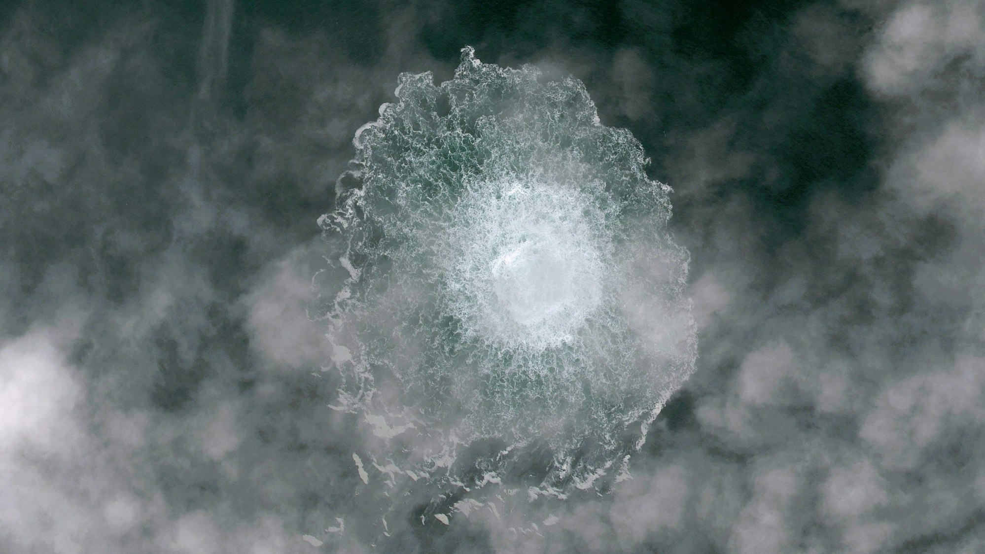 Folge des Anschlags: Noch Tage nach der Sprengung trat Erdgas aus der Pipeline Nord Stream 2 aus – hier eine Luftaufnahme vom 29. September 2022.