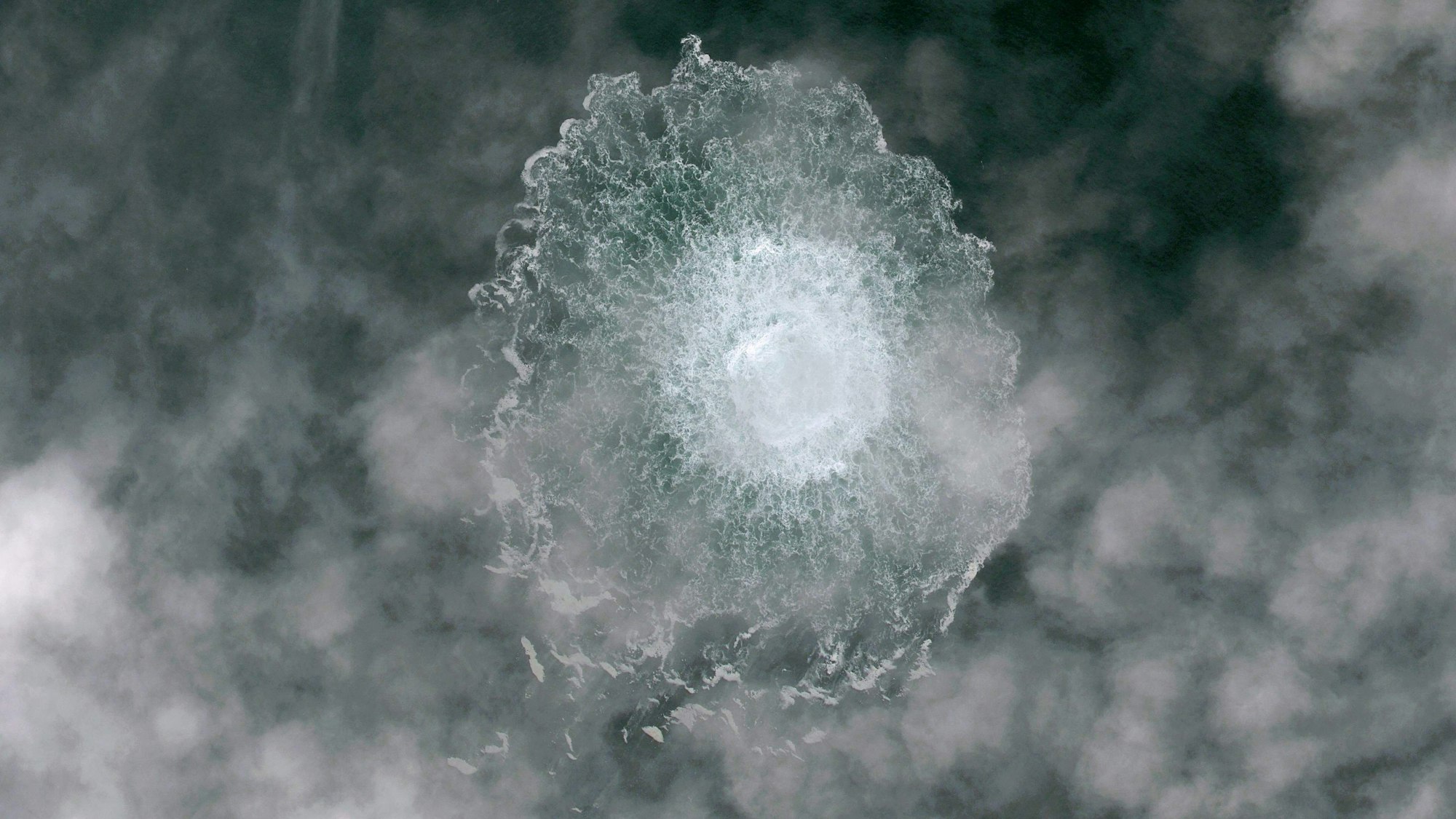 Das Nord Stream 1-Gasleck in der Ostsee, fotografiert von dem Satelliten Pléiades Neo.