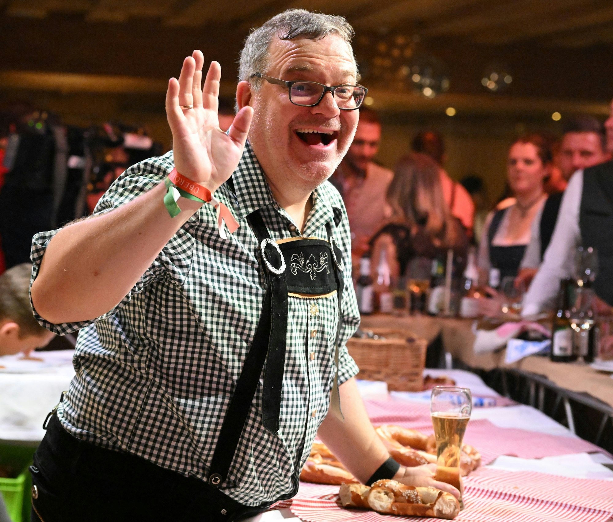 Moderator Alexander Duszat «Elton» winkt bei der «30. Weißwurstparty» im Biohotel Stanglwirt.
