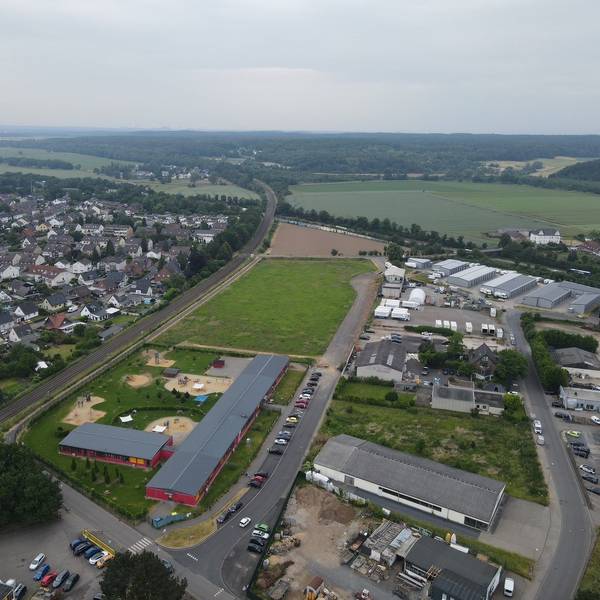 Das Luftbild zeigt das Areal neben der Kita Bertha-Benz-Straße, auf dem in Weilerswist das Verteilzentrum der Post entstehen soll.
