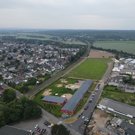 Das Luftbild zeigt das Areal neben der Kita Bertha-Benz-Straße, auf dem in Weilerswist das Verteilzentrum der Post entstehen soll.