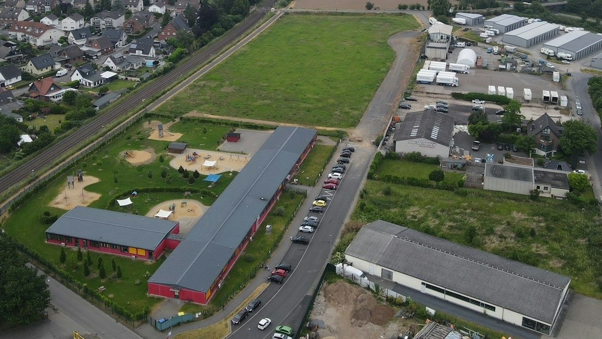 Das Luftbild zeigt das Areal neben der Kita Bertha-Benz-Straße, auf dem in Weilerswist das Verteilzentrum der Post entstehen soll.