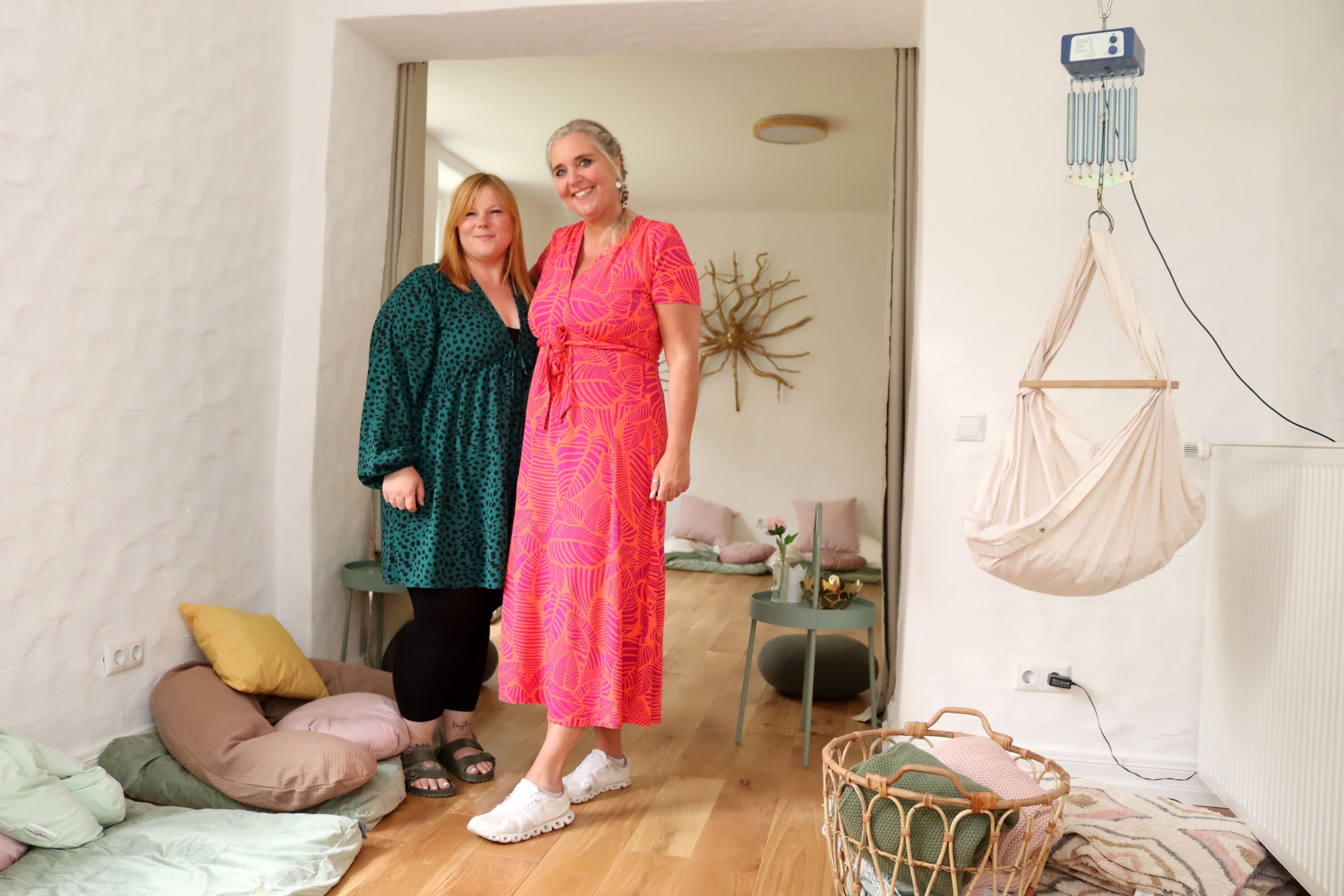 Roxy Jahn (l.) und Katja Räthe-Orth stehen in ihren Kursräumen im Keller.