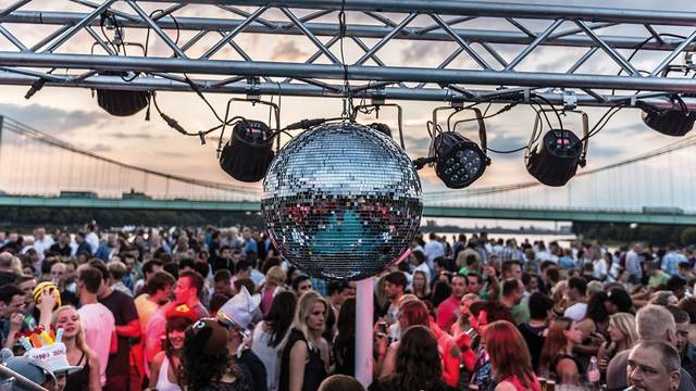 Party auf dem Schiff der KD