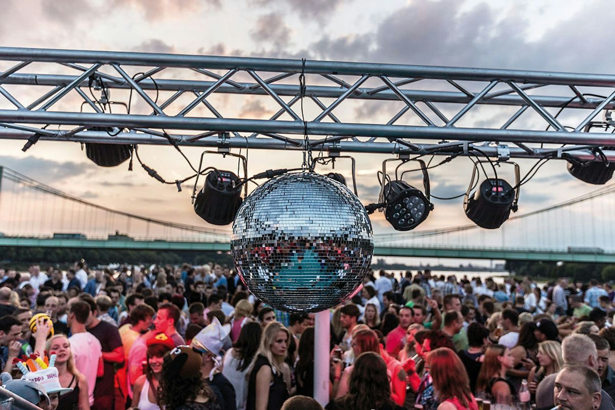 Party auf dem Schiff der KD