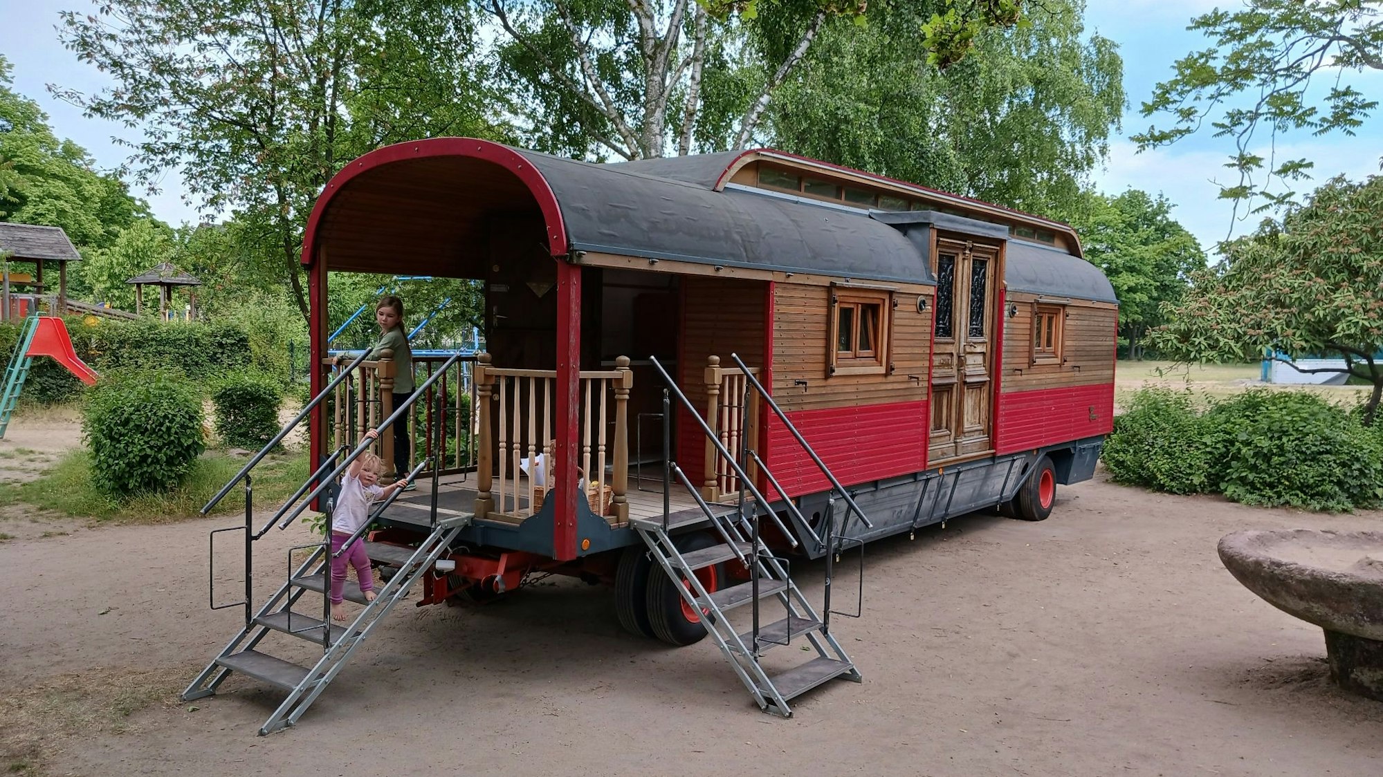 Der Zirkuswagen ist am Spielplatz auf dem Brückberg aufgebaut worden.