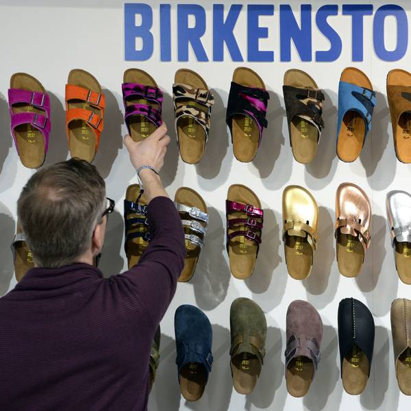 Ein Mitarbeiter sortiert Schuhe des deutschen Herstellers "Birkenstock"