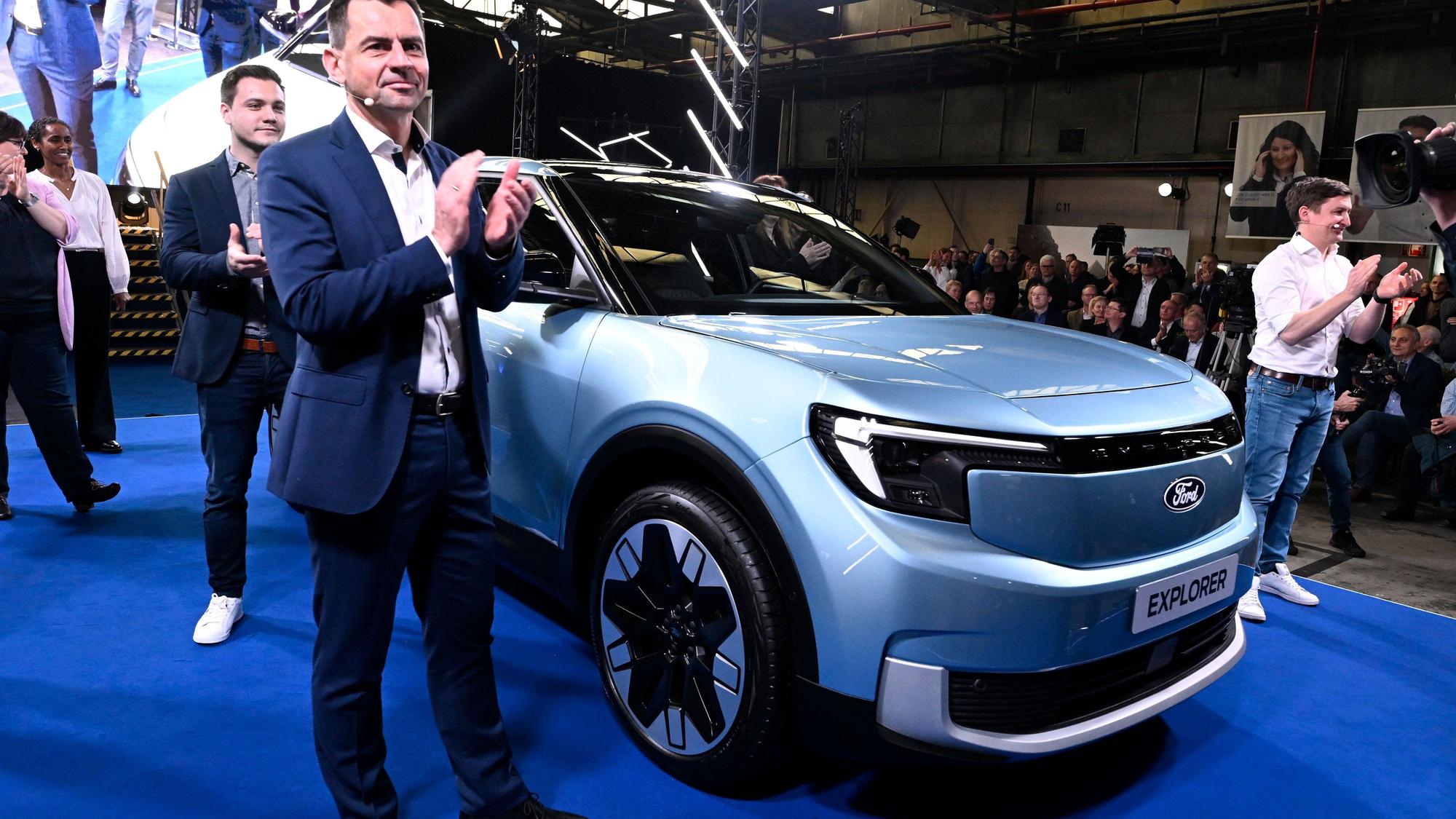 Martin Sander, Vorsitzender der Geschäftsführung der Ford-Werke GmbH, stellt im Werk den neuen vollelektrischen Explorer, mit dem der Autobauer die Käufer in Europa begeistern will. +++ dpa-Bildfunk +++