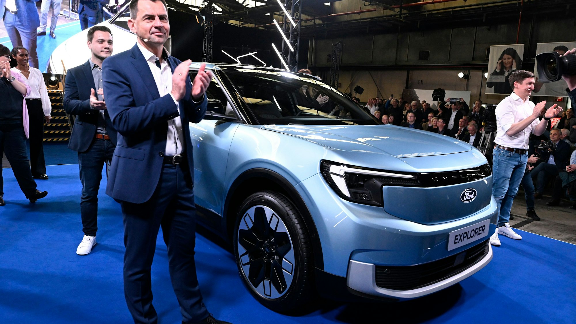 Martin Sander, Vorsitzender der Geschäftsführung der Ford-Werke GmbH, stellt im Werk den neuen vollelektrischen Explorer, mit dem der Autobauer die Käufer in Europa begeistern will. +++ dpa-Bildfunk +++