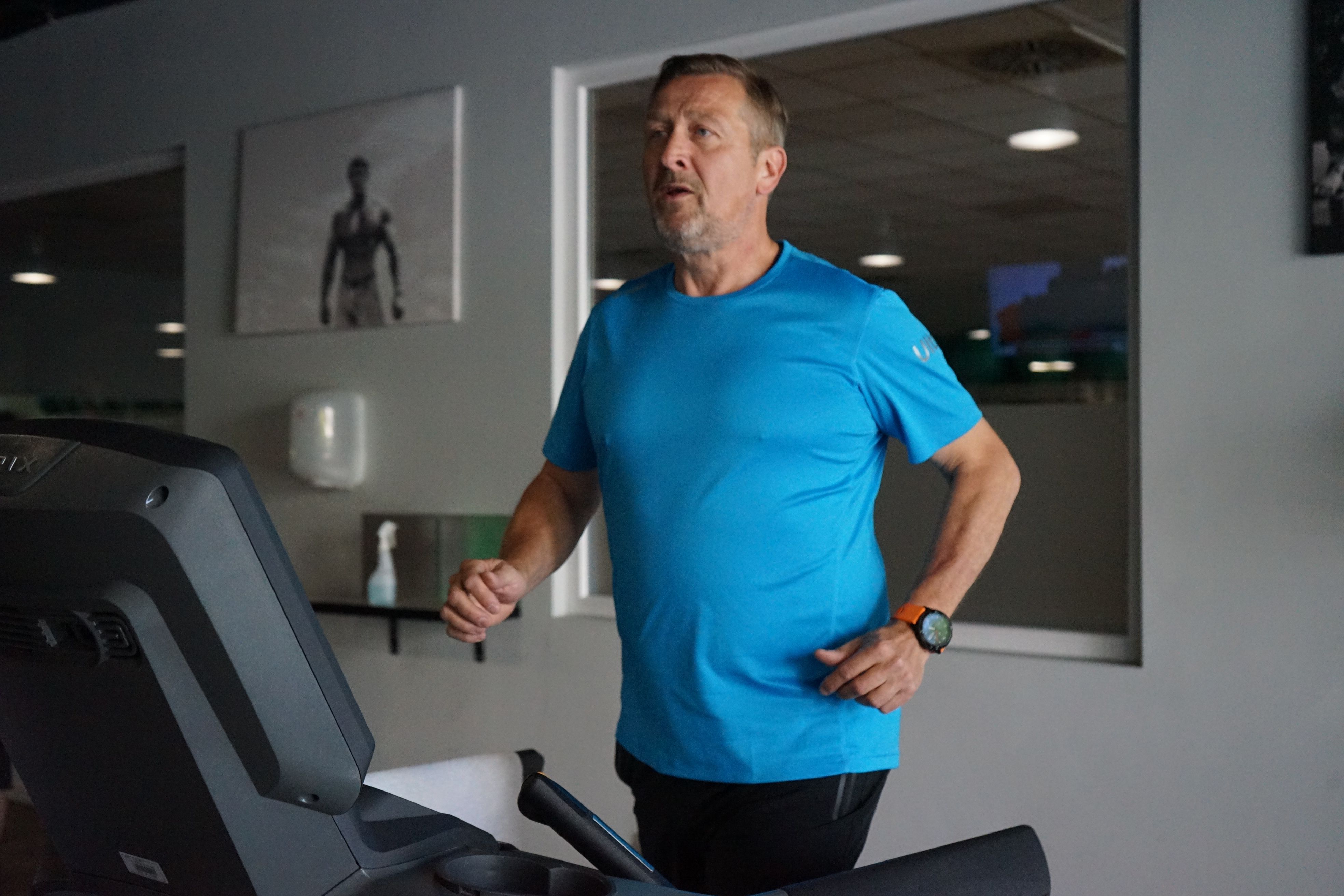 Auf dem Foto ist Horst Paesch beim Training im Fitnessstudio zu sehen.