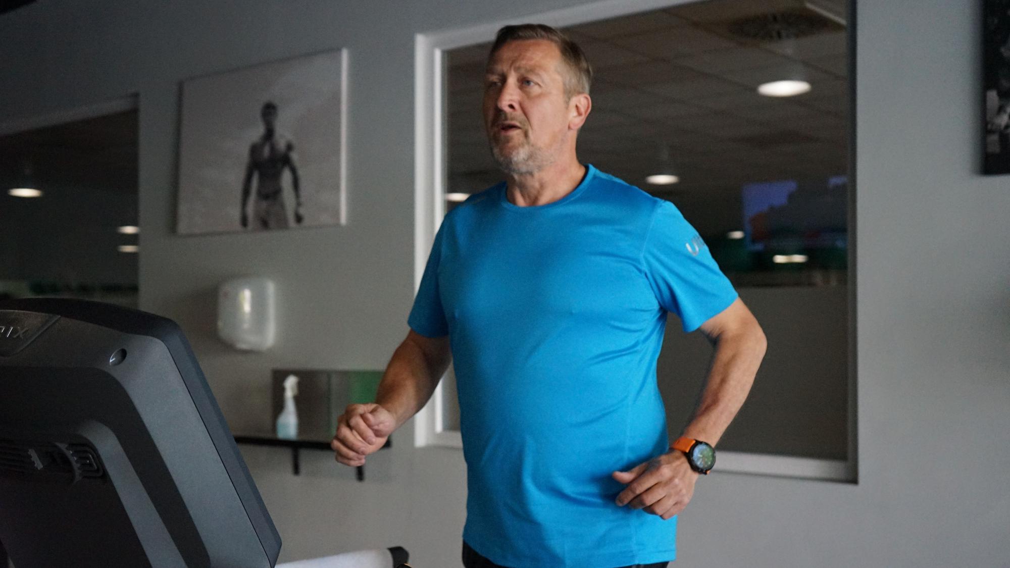 Auf dem Foto ist Horst Paesch beim Training im Fitnessstudio zu sehen.