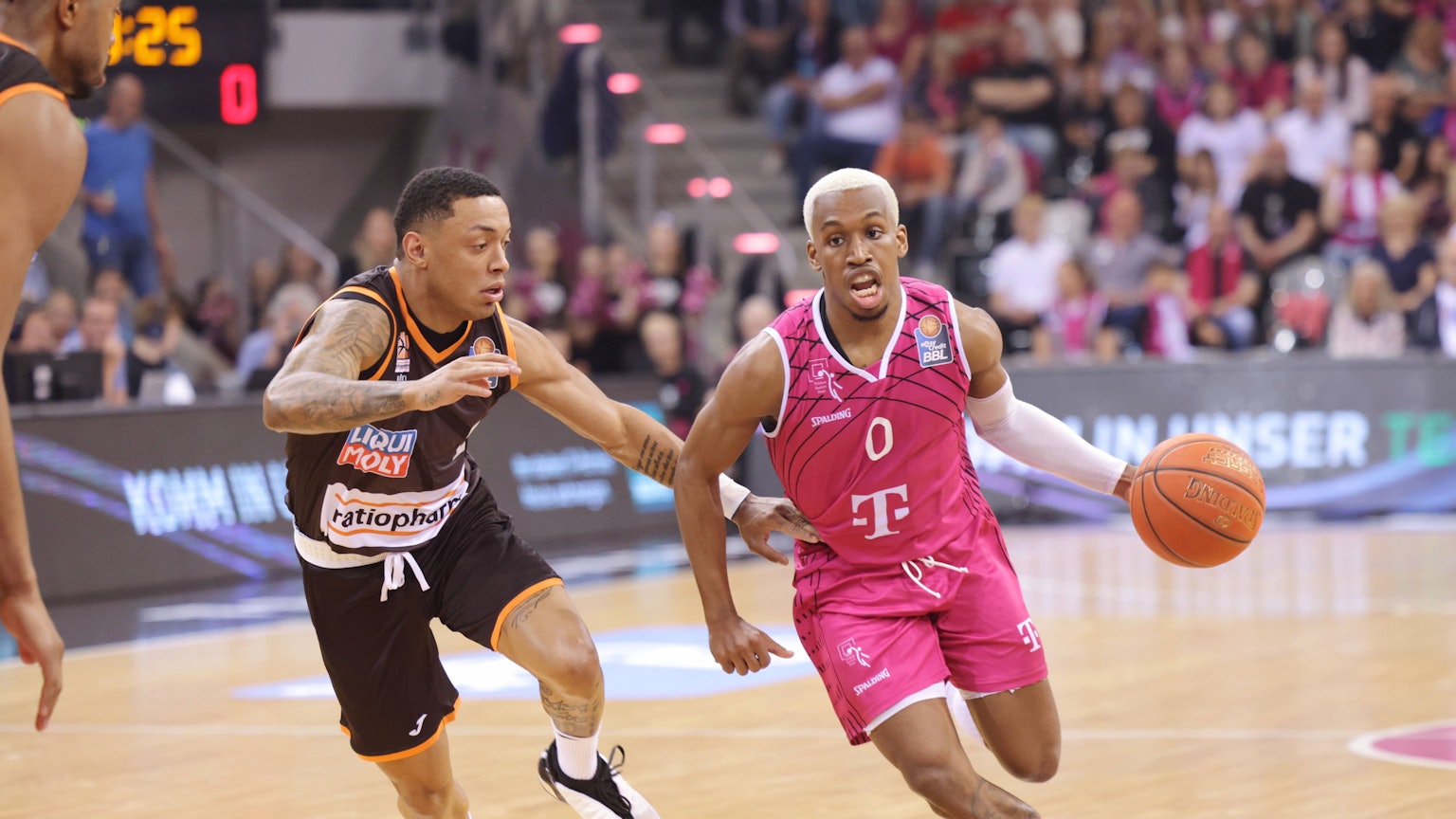 TJ Shorts II und Yago Dos Santos stehen auf dem Spielfeld und Shorts versucht den Ball nach vorne zu bringen.