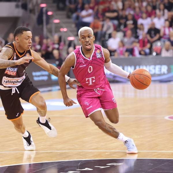 TJ Shorts II und Yago Dos Santos stehen auf dem Spielfeld und Shorts versucht den Ball nach vorne zu bringen.