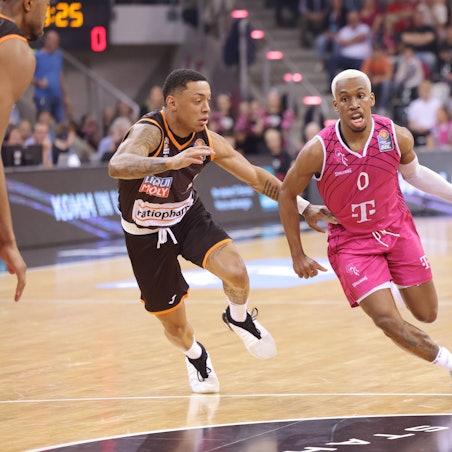 TJ Shorts II und Yago Dos Santos stehen auf dem Spielfeld und Shorts versucht den Ball nach vorne zu bringen.