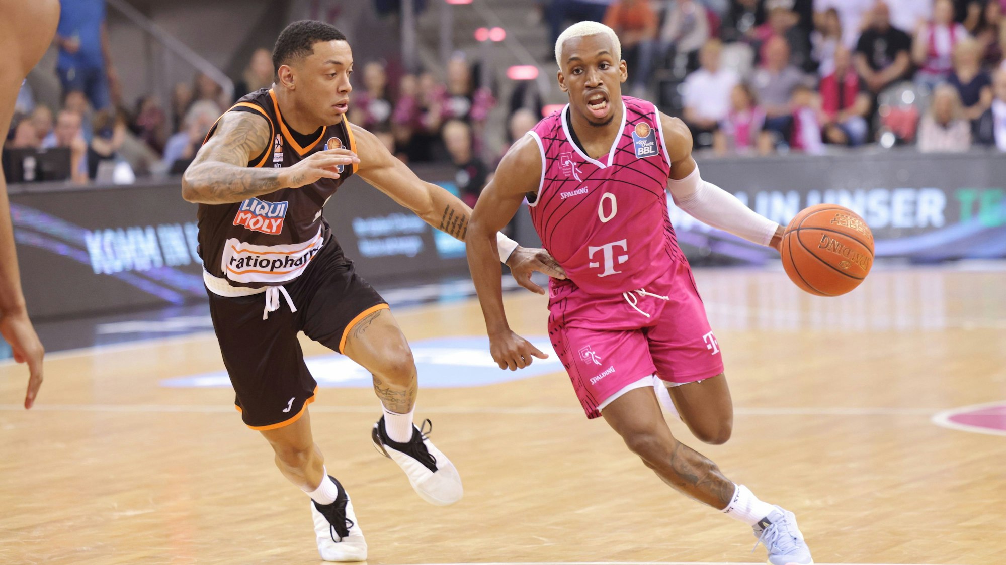 TJ Shorts II und Yago Dos Santos stehen auf dem Spielfeld und Shorts versucht den Ball nach vorne zu bringen.