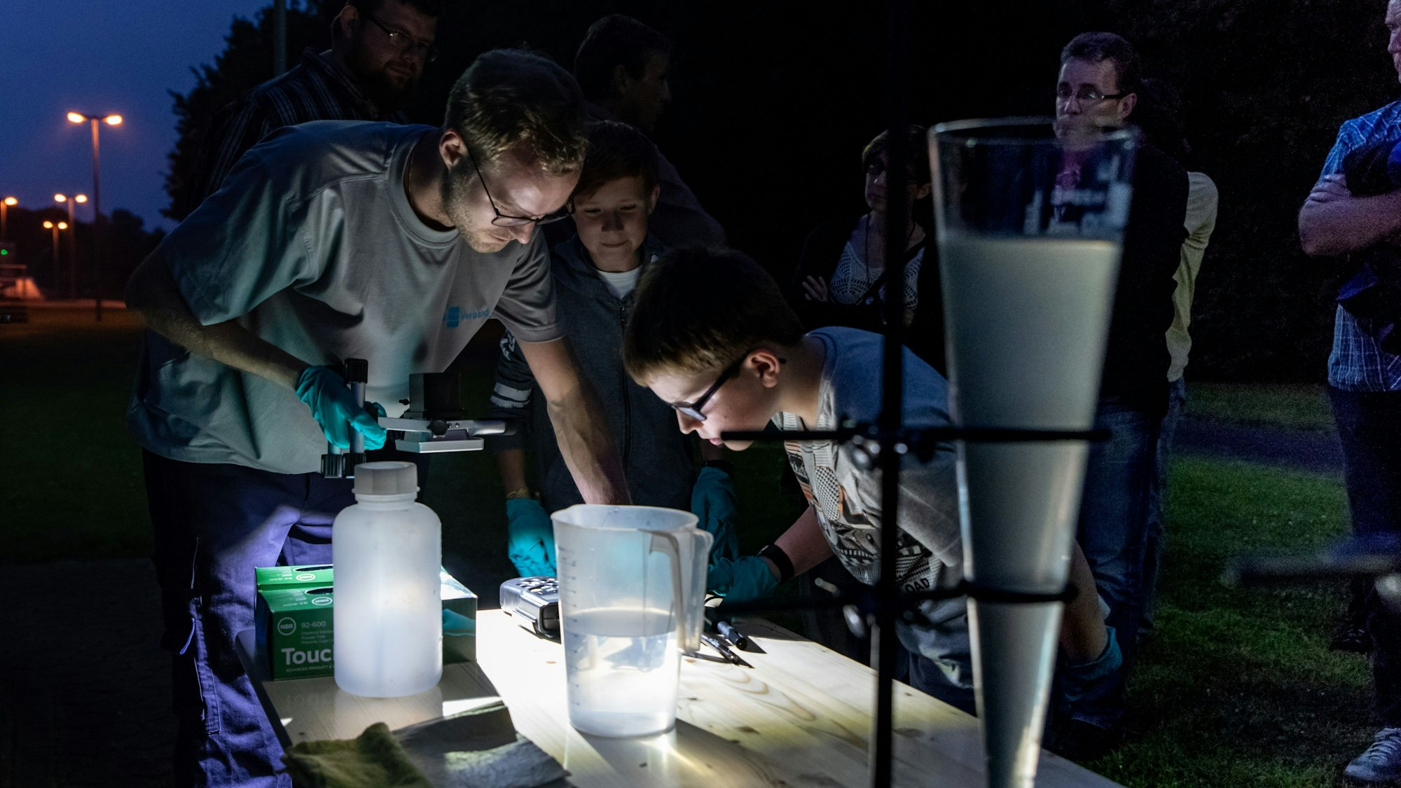 Auf dem Foto ist zu sehen, wie beim Erftverband Wasser untersucht wird.