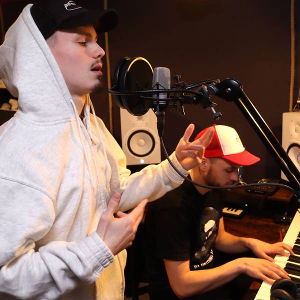Liaze steht am Mikro im Studio in Blankenheim, im Hintergrund sitzt MTJ am Keyboard.