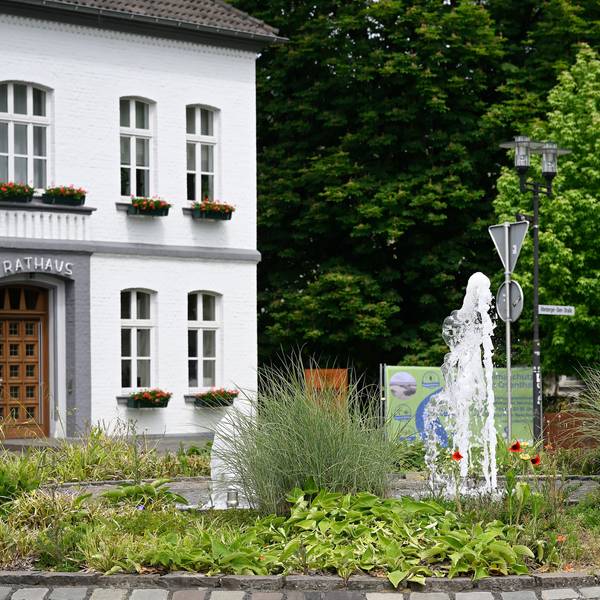 Springbrunnen im Kreisverkehr ist wieder in Betrieb