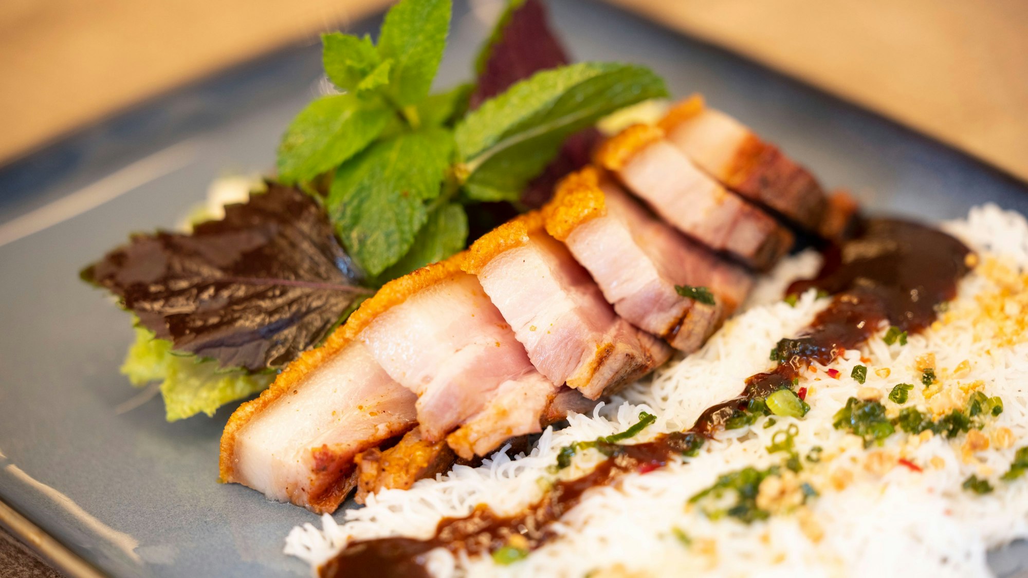 Knuspriger Schweinebauch | Reisnudeln | grüne Mango | Gurken | Lauch | Hoisin