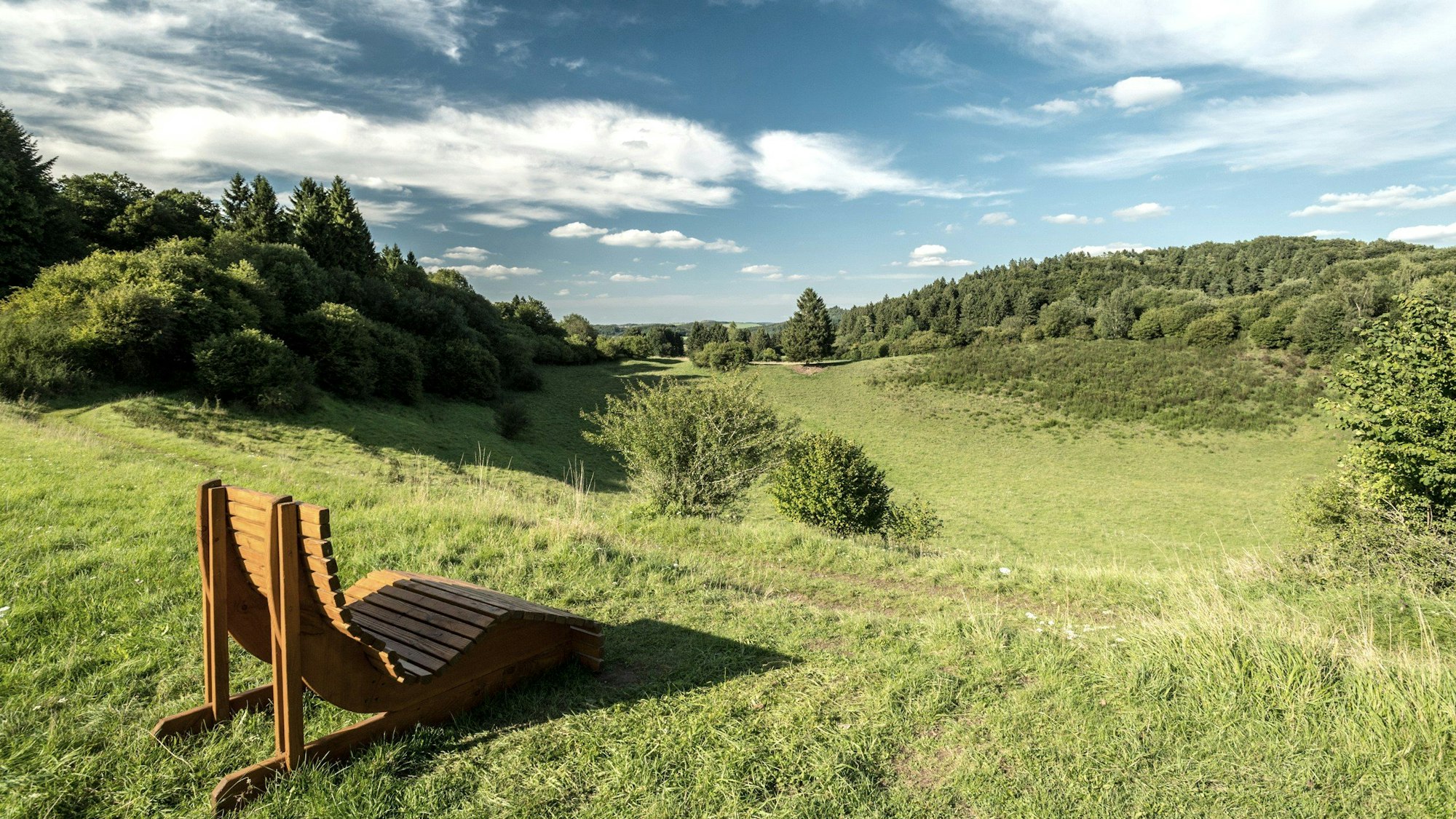 Liege für eine Pause mit Weitblick auf dem Gerolsteiner Felsenpfad