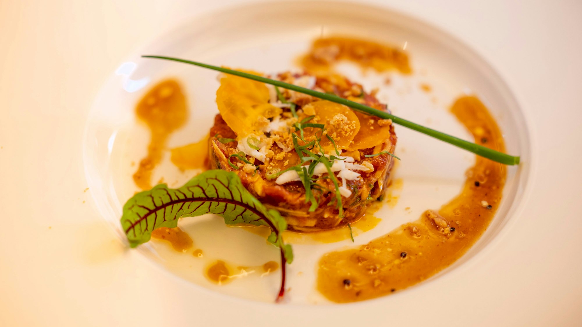 US Beef Tatar | frische Kokosraspel | Erdnuss | gesalzenes Eigelb | Eurogras