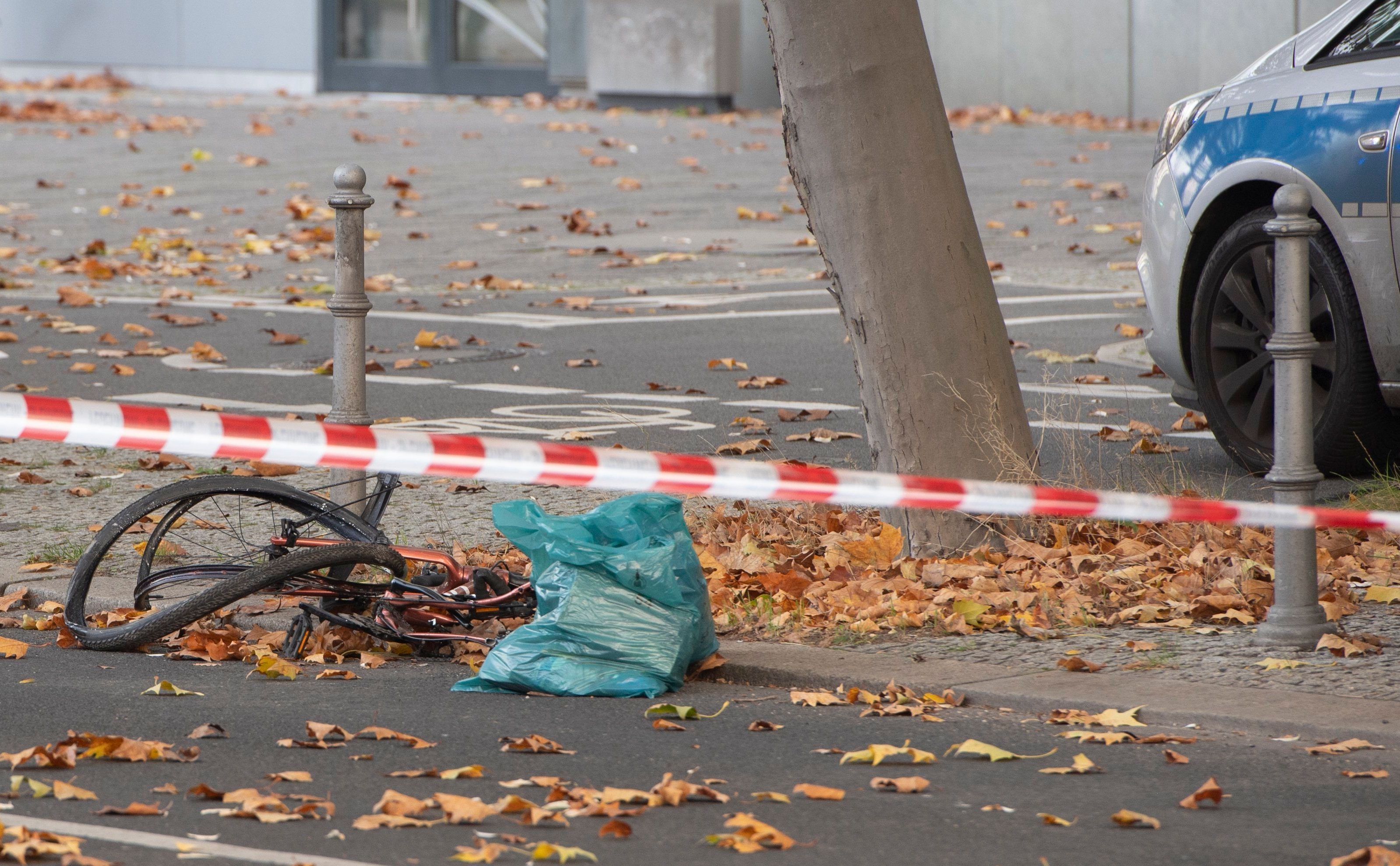Ein zerstörtes Fahrrad liegt am Straßenrand.