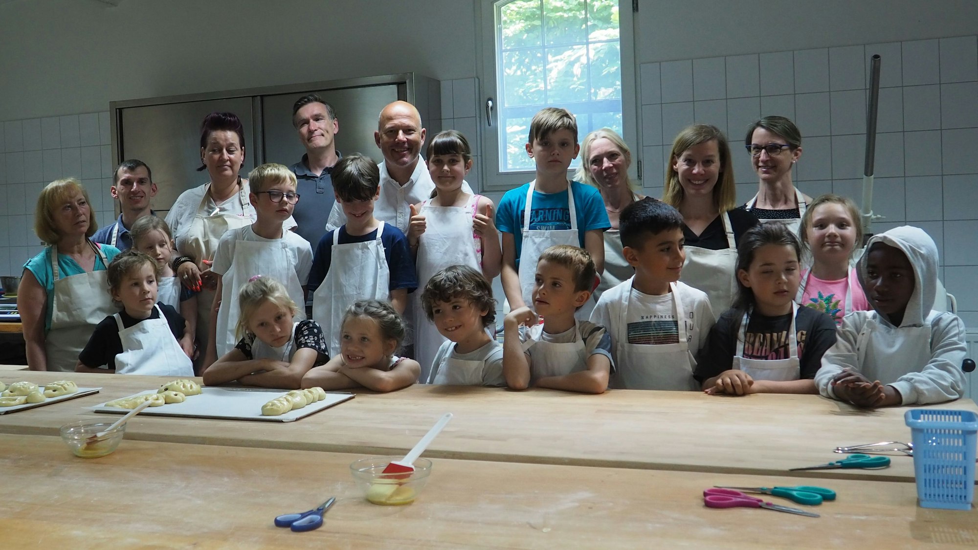 Die Back-AG der Gymnicher Grundschule in der Lehrbäckerei mit Landrat Frank Rock.