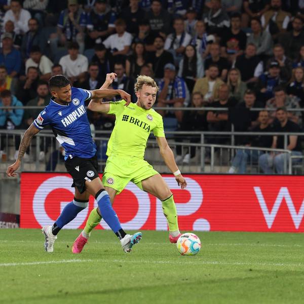 06.06.2023, Nordrhein-Westfalen, Bielefeld: Fußball: 2. Bundesliga - Relegation, Arminia Bielefeld - SV Wehen Wiesbaden, Relegation, Rückspiele, Schüco Arena. Bielefelds Andrés Andrade (l) und Benedict Hollerbach (M) im Zweikampf vor dem Bielefelder Torhüter Martin Fraisl (r).