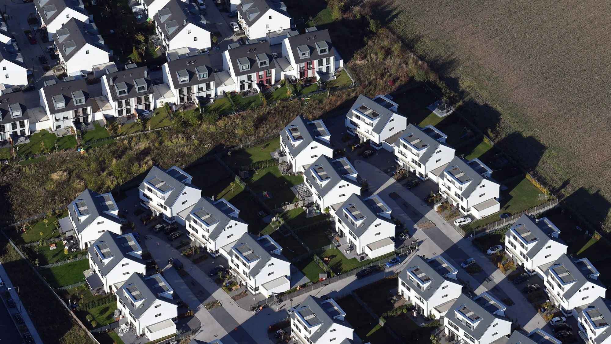 Doppelhäuser einer Neubausiedlung.