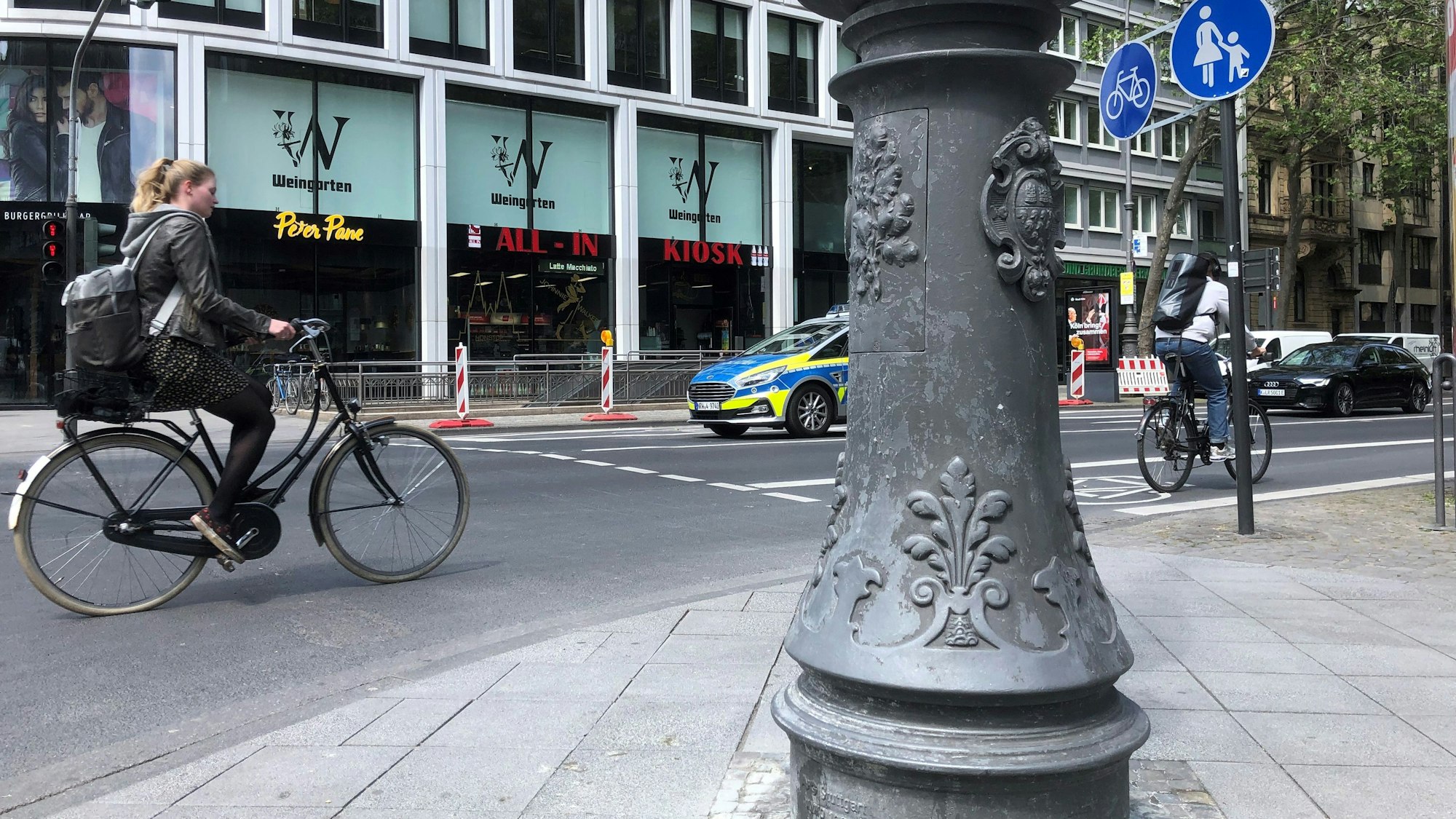 Eine Straßenlaterne am Friesenplatz, von der die Anti-Haft-Beschichtung abblättert.